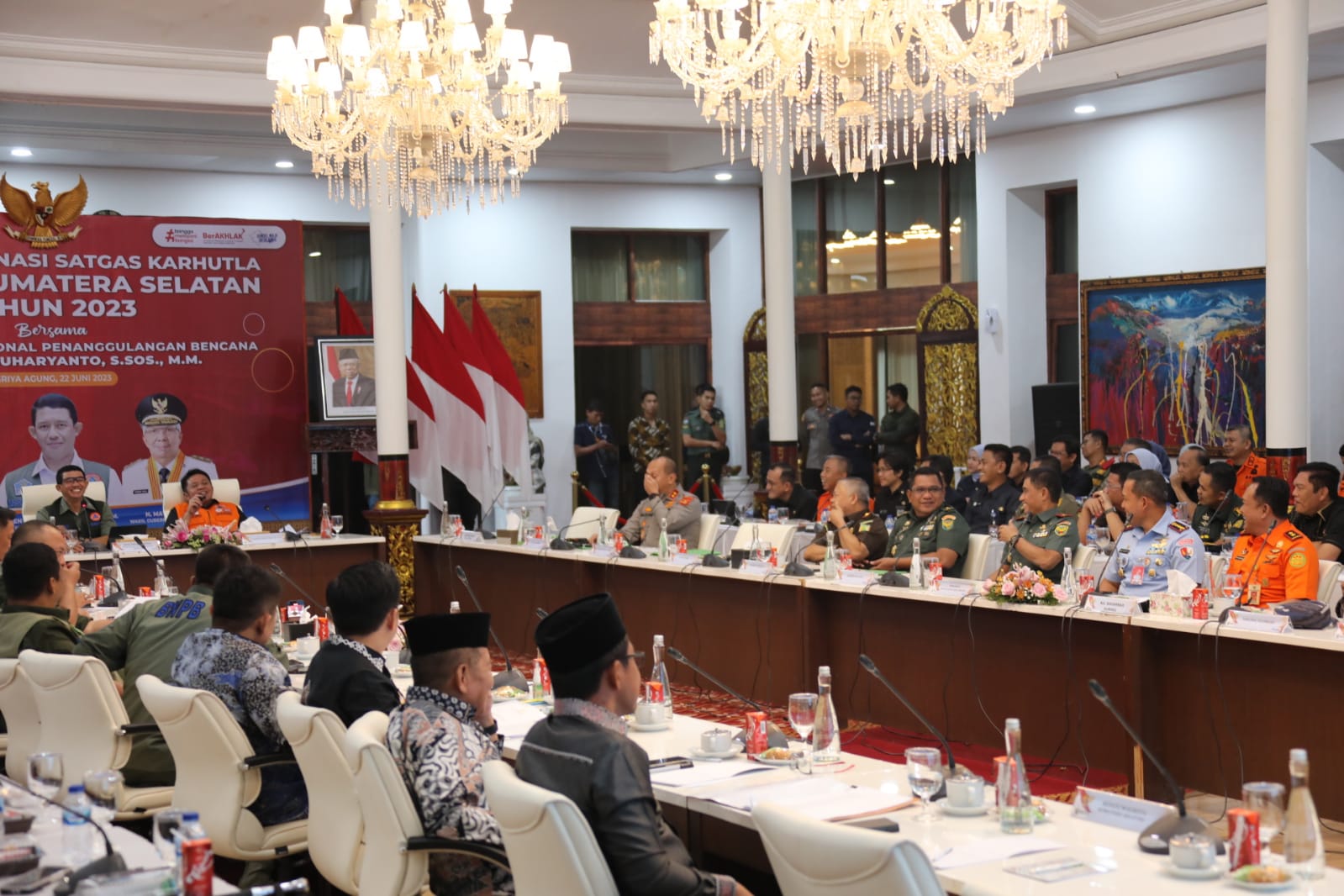 Kepala BNPB Letjen TNI Suharyanto (kemeja hijau dengan rompi) saat memberikan arahan pada Rapat Koordinasi Satuan Tugas Kebakaran Hutan dan Lahan Provinsi Sumatera Selatan di Griya Agung, Palembang, Sumatera Selatan pada Kamis (22/6). 